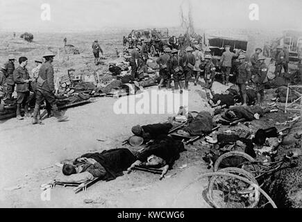 Verwundete britische Soldaten auf dem Schlachtfeld in der Nähe von Ginchy, Frankreich, während des Zweiten Weltkrieges 1 Somme Offensive, Sept. 1916. Irish Volunteers des 16 Division warten für die Evakuierung von Pferden gezogenen Krankenwagen (BSLOC 2017 1 12) Stockfoto