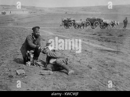 Belagerung von Osmanischen Adrianopel (Edirne) von Bulganian und serbischen Streitkräfte, Nov. 3, 1912 - März 26, 1913. Bulgarische Soldaten geben Wasser sterben Turk (BSLOC 2017 1 144) Stockfoto