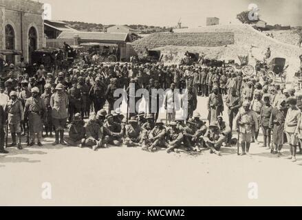 Sitzen australische Kriegsgefangene bei Shellal in der ersten Schlacht von Gaza, 26. März 1917 aufgenommen. Soldaten der Ägyptischen Expeditionskorps sind durch ihre siegreichen Osmanischen Türkisch Entführer umgeben. (BSLOC 2017 1 160) Stockfoto