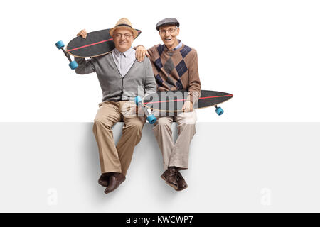 Senioren mit longboards Sitzen auf einem Panel auf weißem Hintergrund Stockfoto