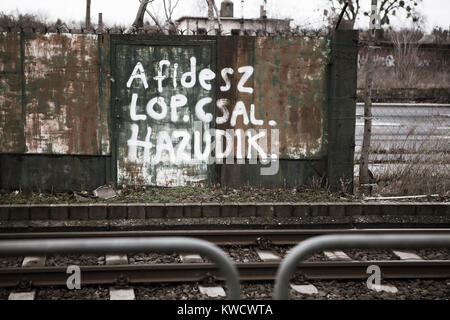 Graffiti über das ungarische Parlament, Budapest Januar 2018. "Ein Fidesz lop Skala hazudik'' Fidesz, stehlen, betrügen Lügen". Stockfoto