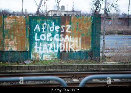 Graffiti über das ungarische Parlament, Budapest Januar 2018. "Ein Fidesz lop Skala hazudik'' Fidesz, stehlen, betrügen Lügen". Stockfoto