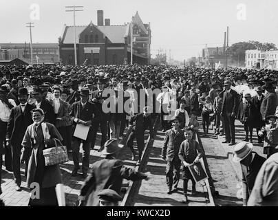 Glückliche Menschenmenge, die zu den republikanischen William Howard Taft in Hutchinson, Kansas, 1908 zu hören. Mit Unterstützung von beliebten Präsidenten Theodore Roosevelt, Taft gewann die Wahl gegen den Demokraten William Jennings Bryan (BSLOC 2017 2 107) Stockfoto