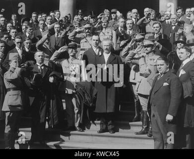 Ignacy Jan Paderewski, mit polnischen Nationalisten an der New York City Hall, C. 1918. Paderewski angeworbenen Polnischen Armee in den USA an der Westfront mit den Alliierten zu kämpfen. Er diente, wie der polnische Premierminister 1919 (BSLOC 2017 2 150) Stockfoto