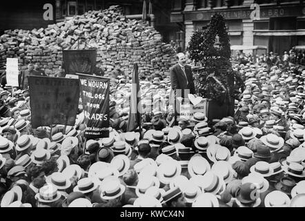 Anarchistische Leonard Abbott in einer Rede auf der Demonstration Gedenkstätte für die Toten IWW Verschwörer. Zwei Männer der Anarchist Black Cross, Carl Hanson, und Charles Berg, getötet wurden. Auch tot IWW radikal war, Arthur Caron. Die Bombe zur Ermordung von John D. Rockefeller explodierte als Sie es wurden, in New York am 4. Juli 1913 (BSLOC 2017 2 165) Stockfoto