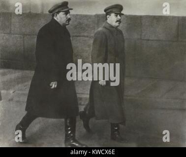 Joseph Stalin und Lazar kaganowitsch an der Eröffnung der Moskauer U-Bahn, C. 1935. Foto: Mospo Sostawitol. Kaganowitsch war eine lange Zeit verbündeten, Stalins Politik umgesetzt und gelebt bis Alter 97, 1991 sterben (BSLOC 2017 2 30) Stockfoto