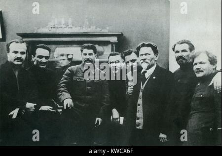 Stalin mit hohen sowjetischen Beamten, der im März 1929 fotografiert. L-R: Wjatscheslaw Molotow, Anastas Mikojan, Josef Stalin, Grigorij Petrowski, Kliment Woroschilow, Michail Kalinin, Alexander Smirnow, Tolokonzev. Petrowski und Smirnow wurden während der 1930er Jahre stalinistischen Säuberungen (BSLOC 2017 2 31 ausgeführt) Stockfoto