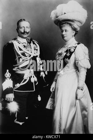 Kaiser Wilhelm II., Deutscher Kaiser, und seiner Frau Augusta Victoria. Foto genommen war, bei einem Besuch in Windsor Castle im Nov. 1907 (BSLOC 2017 2 44) Stockfoto