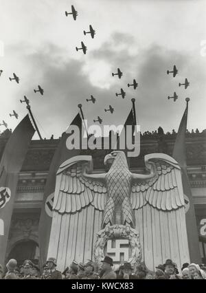 Luftwaffe Fly-By zu Ehren Hitlers Geburtstag in Charlottenburg, Berlin, 20. April 1939. Auf dem Gebäude befindet sich eine Skulptur von einem Nazi-deutschen Adler und Fahnen mit Hakenkreuzen (BSLOC 2017 2 70) Stockfoto