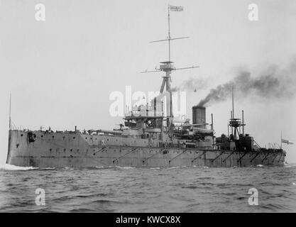 Britischen Schlachtschiff HMS Dreadnought, deren Design revolutioniert Seemacht, 1906. Sie hatte ein türmchen Hauptbatterie von Big Guns, wurde von Dampfturbinen angetrieben, hatte eine schwere Rüstung Schutz der zentralen Türmchen und Magazin unten (BSLOC 2017 2 91) Stockfoto