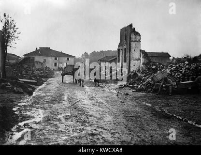 Weltkrieg 1. Ein französisches Paar führen ihre Pferd und Wagen durch die Ruinen des Dorfes von Albert. Die deutsche Armee gefangen genommen und die Stadt geplündert im März 1918 Während der Spring Offensive. Foto möglicherweise nach dem August 1918, als die Briten besetzt Albert übernommen. (BSLOC 2013 1 178) Stockfoto