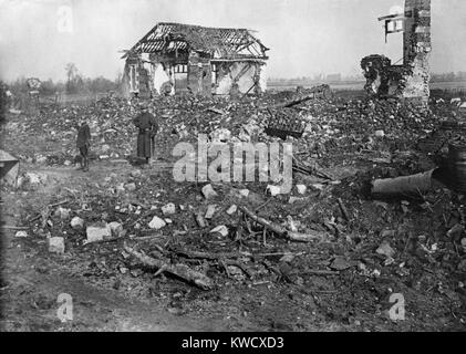Weltkrieg 1. Die französischen Soldaten stehen in Ruinen einer Stadt in der Picardie in Frankreich. Aisne litt durch drei separate Schlachten der Aisne in 1914, 1917 und 1918. (BSLOC 2013 1 213) Stockfoto