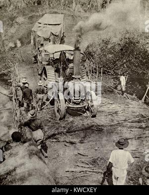 Weltkrieg 1 in Afrika. Tractor Pulling ein bewaffneter Motorboot über eine Brücke auf dem Weg zur Lake Tanganyika im Dez. 1916. Ax Männer schneiden Straßen durch Meilen von Bürste und siebzehn Brücken über achtzig Meter lang wurden in der Trek von Kapstadt erbaut. Einmal dort, zwei kanonenboote, Mimi und Toutou, besiegte Deutsche Boote und erhielt das Kommando über die See. Dez. 1915 (BSLOC 2013 1 42) Stockfoto