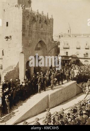 Weltkrieg 1 im Nahen Osten. Allgemeine Allenbys Ausrufung des Kriegsrechts in Jerusalem in englischer Sprache bei der Turm Davids in Jerusalem gelesen wird. Dez. 11, 1917 (BSLOC 2013 1 72) Stockfoto