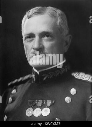 General John Pershing in Uniform mit Orden, 1910-1920. Nach ihrem Abschluss in West Point 1886, führte er Buffalo Soldaten in Kampagnen gegen die Apachen. Seine Verbindung mit afrikanischen amerikanischen Soldaten führte zu einem Spitznamen, Black Jack (BSLOC 2017 1 1) Stockfoto