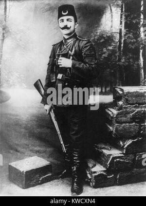 Ismail Enver Pascha, osmanischen Offizier und ein Führer der Jungtürkischen Revolution von 1908. Pasha ist der Ehrentitel für die osmanischen Offiziere im Rang eines Mirliva, ähnlich wie bei einer Allgemeinen (BSLOC 2017 1 108) Stockfoto