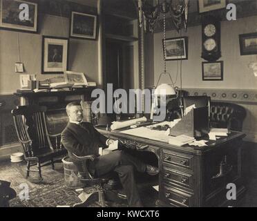 Assistant Secretary der Marine, Theodore Roosevelt an seinem Schreibtisch, 1897-98. Während Präsident McKinley für eine diplomatische Lösung war, Roosevelt erteilt Aufträge an mehrere Kriegsschiffe für Krieg im Pazifik vorzubereiten. George Dewey von asiatischen Squadron gutgeschrieben sein Sieg in der Schlacht von Manila Bay zu Roosevelts Aufträge (BSLOC 2017 4 18) Stockfoto