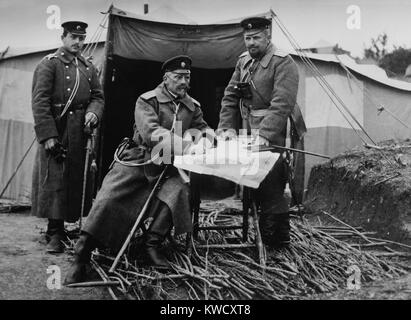 Schlacht von Catalca (Tchataldja), Ersten Balkankrieg, November 16-17, 1912 und 3. - 3. April 1913. Bulgarische Allgemeine Mihail Savov (sitzend) bestellt einen Angriff auf die osmanischen Verteidigung am Chataldja Linie, aber waren im Nov. 1912 besiegte der Türkischen Verteidiger (BSLOC 2017 1 134) Stockfoto
