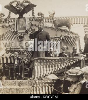 Präsident Theodore Roosevelt, eine Rede, Newcastle, Wyoming, 25. April 1903. TR Aktien der Bühne montiert mit Reh, Hirsch Geweih, bearskin rug, und der Adler (BSLOC 2017 4 73) Stockfoto