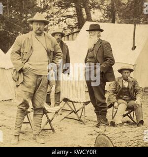 Präsident Theodore Roosevelts Camp in der Nähe von striegau Creek im Yellowstone Nationalpark, April 1903. L-R: Der Präsident; Major John Krug, park Betriebsleiter; John Burroughs, Naturforscher, und TRs-Freund, Billy Hoder, Guide, outdoorsman und Hunter (BSLOC 2017 4 75) Stockfoto