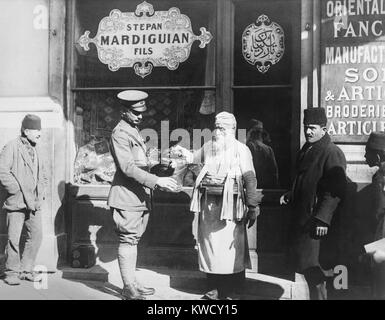 Amerikanische Soldaten der Alliierten nach dem WW1 Besatzungstruppen in Istanbul im Jahre 1920. Er kauft Trinkwasser an 5 Cent pro Glas von einem Straßenhändler Typhus und anderen Krankheiten (BSLOC 2017 1 174 zu vermeiden) Stockfoto