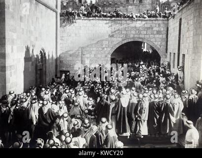 Britische offizielle Lesung Sir Herbert Samuels Verkündigung Unterstützung Abdullah Ich bin al-Hussein. Jerusalem, Juli 7, 1920. Abdullah wurde bald der Emir des britischen Mandats der Trans-Jordan, und im Jahr 1946 war er der König der unabhängigen Nation Jordanien (BSLOC 2017 1 180) Stockfoto