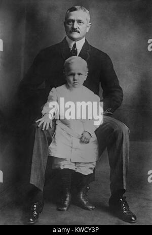 General John Pershing mit seinem alten Sohn Francis Warren, C. 1914-15. Während der Pershing war in Mexiko, ein Feuer versenkt seine familys nach Hause in San Francisco, seiner Frau und seinen 3 Töchtern zu töten. Warren wurde gerettet durch die pershings langjährigen afrikanischen amerikanischen Orde (BSLOC 2017 1 2) Stockfoto