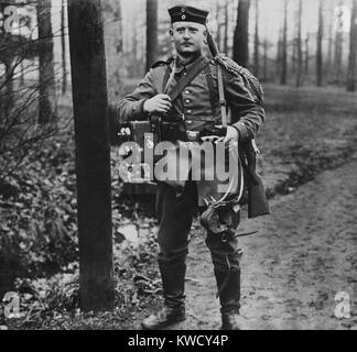 Deutsche Soldaten mit Feld Telefon in Frankreich während des Zweiten Weltkrieges 1, 1918 (BSLOC 2017 1 22) Stockfoto