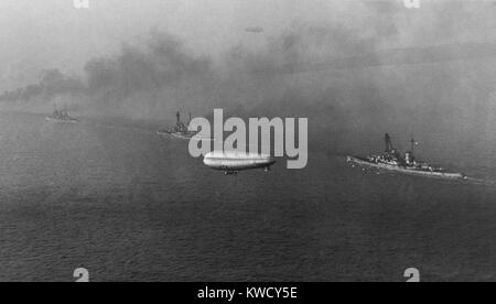 German battlecruisers Dampf in Richtung Scapa Flow, Orkney Inseln, Schottland, Nov.-Dez. 1918. In diesem Foto von einem britischen Luftschiff, Schiffe, dampfenden gegenüber ihren Post-WW1 Internierung, L-R: SMS MOLTKE, SMS HINDENBURG, und SMS DERFFLINGER (BSLOC 2017 1 29) Stockfoto
