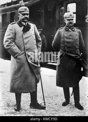 Deutsche Politiker und Militärs im Zweiten Weltkrieg 1. L-R: General Paul von Hindenburg und General Erich Ludendorff, C. 1915-18. Zusammen waren sie die de facto Diktatoren Deutschlands von 1916-1918, während des Zweiten Weltkrieges 1 (BSLOC 2017 1 7) Stockfoto