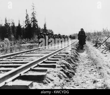 US-Infanterie, marschierend entlang der Bahnstrecken während der russischen Intervention, 1918-20. Ihre Mission war der Transsibirischen Eisenbahn zu schützen und gleichzeitig die amerikanischen Neutralität während der Russischen Revolution und Bürgerkrieg (BSLOC 2017 2 12) Stockfoto