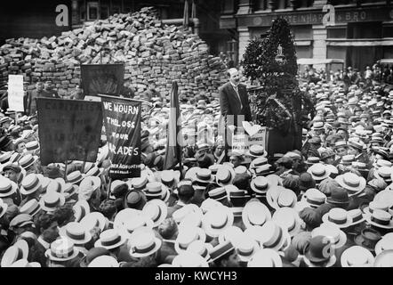 Anarchistische Leonard Abbott in einer Rede auf der Demonstration Gedenkstätte für die Toten IWW Verschwörer. Zwei Männer der Anarchist Black Cross, Carl Hanson, und Charles Berg, getötet wurden. Auch tot IWW radikal war, Arthur Caron. Die Bombe zur Ermordung von John D. Rockefeller explodierte als Sie es wurden, in New York am 4. Juli 1913 (BSLOC 2017 2 165) Stockfoto