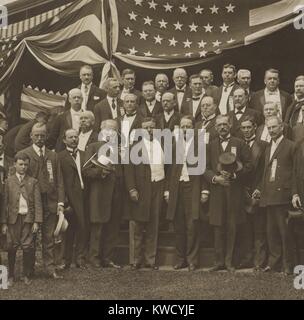 Theodore Roosevelt steht neben Joseph Cannon (weißen Bart, Holding hat), 12.08.1904. Mit dieser Bekanntmachung von der Republikanischen Nominierungsausschuss, er wurde offiziell die partys Präsidentenanwärter (BSLOC 2017 6 28) Stockfoto