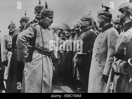 Kaiser Wilhelm II. die Inspektion deutscher Soldaten in dem Gebiet während des Zweiten Weltkrieges 1. Wilhelms WW1-Befehl Rolle war meistens, dass einer Galionsfigur, mit den meisten Macht in den Händen von Hindenburg und Ludendorff (BSLOC 2017 2 47) Stockfoto