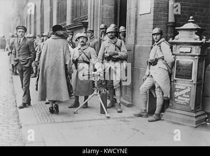 Die französischen Soldaten mit einem Maschinengewehr bei der Post in Essen, Deutschland, 1923 stationiert. Die Besetzung dauerte bis August 1925. Die deutschen Industriegiganten Krupp wurde in der Stadt gehabt und war der Ort des Widerstands und der Gewalt im März 1923 (BSLOC 2017 2 63) Stockfoto