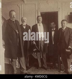 Präsident Theodore Roosevelt und Gesandten von Japan und Russland auf der Presidential Yacht, August 1905. L-R: Graf Sergei Witte, Baron römischen Rosen, Roosevelt, Baron Komura Jutaro und Kogora Takahira (BSLOC 2017 6 37) Stockfoto