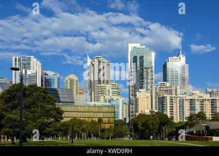 Tumbalong Park, mit Hochhäusern in Sydney Central Business District im Hintergrund - Sydney, New South Wales, Australien Stockfoto