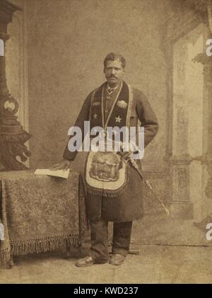 Afrikanische amerikanische Mitglied der Grand United Um der Odd Fellows, C. 1890-1900. Er trägt die brüderliche um Kragen und Schürze. Sein Halsband ist bestickt mit drei Links Symbol auf der linken Seite und die Sonne auf der rechten Seite (BSLOC 2017 20 114) Stockfoto