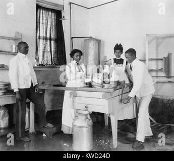 Studenten, die einen kleinen Cotton Gin am Tuskegee Institut, C. 1905-15. Landwirtschaft, vor allem die bar Ernte der Baumwolle, wichtig war im frühen 20. Jahrhundert. Mit Schulungen, Afrika Nord- und Südamerika in der Lage wäre, die Arbeit in der industriellen Aspekte der Baumwollindustrie, wo bessere Arbeitsplätze relativ gute Löhne (BSLOC 2017 20 137) Stockfoto