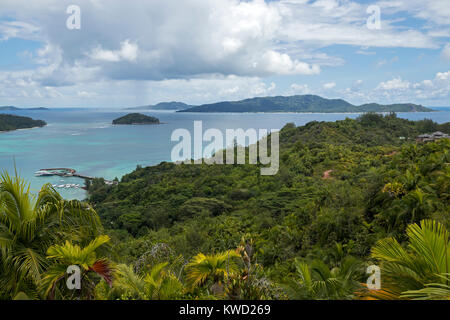 Blick über Baie Ste Anne vom Fond Ferdinand Naturschutzgebiet, Praslin, Seychellen, La Digue im Hintergrund Stockfoto