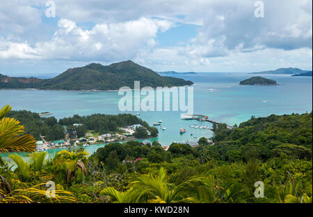 Blick über Baie Ste Anne vom Fond Ferdinand Naturschutzgebiet, Praslin, Seychellen Stockfoto