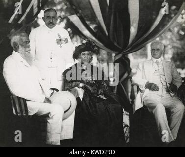 Ex-Queen Liliuokalani auf Ihren 70. Geburtstag, mit Sanford Dole (1914 Links) sitzt. Am Recht ist Lucius Eugene Pinkham, territoriale Gouverneur. Zwei Jahrzehnte früher Dole führen einen Coup detat, dass die Kamehameha Dynastie gestürzt, und die Regel des Liliuokalani. Steht in Deutschland geborene, Henry (Henri) Berger, war ein preußischer Komponist und königlichen Kapellmeister und durch Liliuokalani gutgeschrieben als Vater der hawaiianische Musik (BSLOC 2017 20 65) Stockfoto