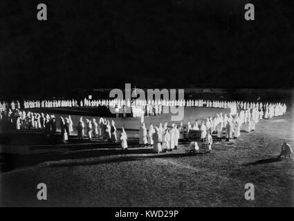 Nächtliche Ku Klux Klan Einleitung in Mississippi ist durch künstliches Licht im August 1923 dramatisiert. Foto von Hammond Studios, Meridian und Jackson, Fräulein (BSLOC 2017 20 71) Stockfoto