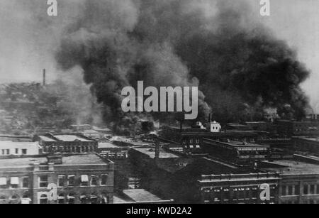 Little Africa on Fire ist die Beschreibung dieses Foto der Tulsa Race Riot, 1. Juni 1917. Der richtige Name der afrikanischen amerikanischen Teil der Stadt war Greenwood (BSLOC 2017 20 78) Stockfoto