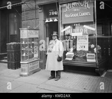 Afrikanische amerikanische Förderung Dr. Ranklins zahnmedizinische Salon mit auf seinem verdoppelt breasted Mantel. Die Tür von 366 Fifth Avenue in Öffnen und ein Glas Fall zeigt falsche Zähne gesetzt. New York City, 1900-1910. (BSLOC 2017 20 95) Stockfoto