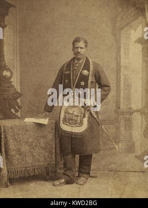 Afrikanische amerikanische Mitglied der Grand United Um der Odd Fellows, C. 1890-1900. Er trägt die brüderliche um Kragen und Schürze. Sein Halsband ist bestickt mit drei Links Symbol auf der linken Seite und die Sonne auf der rechten Seite (BSLOC 2017 20 114) Stockfoto