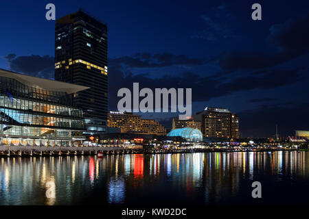 Sydney International Conference Center und Harbourside Shopping Centre, Darling Harbour bei Nacht - Sydney, New South Wales, Australien Stockfoto