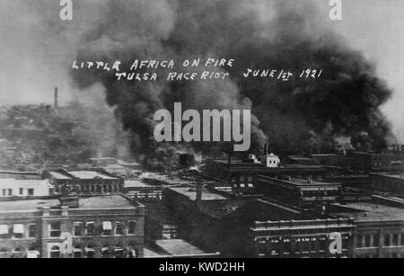 Poatcard Titel lautet: Little Africa on Fire ist die Beschreibung dieses Foto der Tulsa Race Riot, 1. Juni 1917. Der richtige Name der afrikanischen amerikanischen Teil der Stadt war Greenwood (BSLOC 2017 20 77) Stockfoto