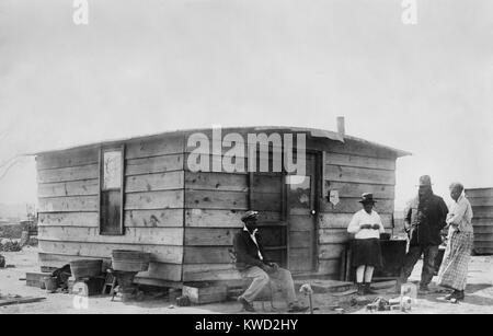 Afrikanische Amerikaner stand außerhalb ihrer einfachen Holz nach Hause nach der Tulsa race Riot von Juni 1921. (BSLOC 2017 20 84) Stockfoto