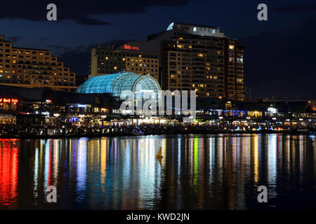 Sydney International Conference Center und Harbourside Shopping Centre, Darling Harbour bei Nacht - Sydney, New South Wales, Australien Stockfoto